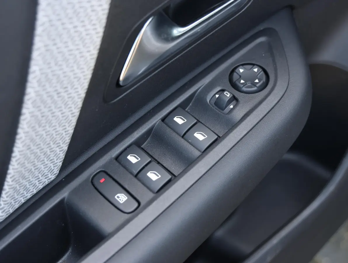 You 50 kWh 1ste Eigenaar | Warmtepomp | Camera | Cruise Control | Apple Carplay & Android Auto | 17" LMV