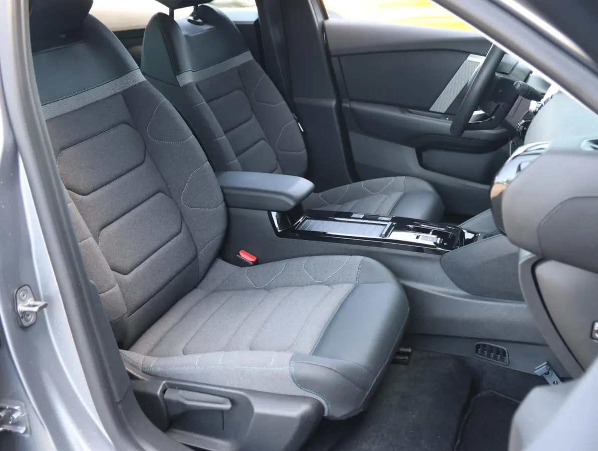 You 50 kWh 1ste Eigenaar | Warmtepomp | Camera | Cruise Control | Apple Carplay & Android Auto | 17" LMV