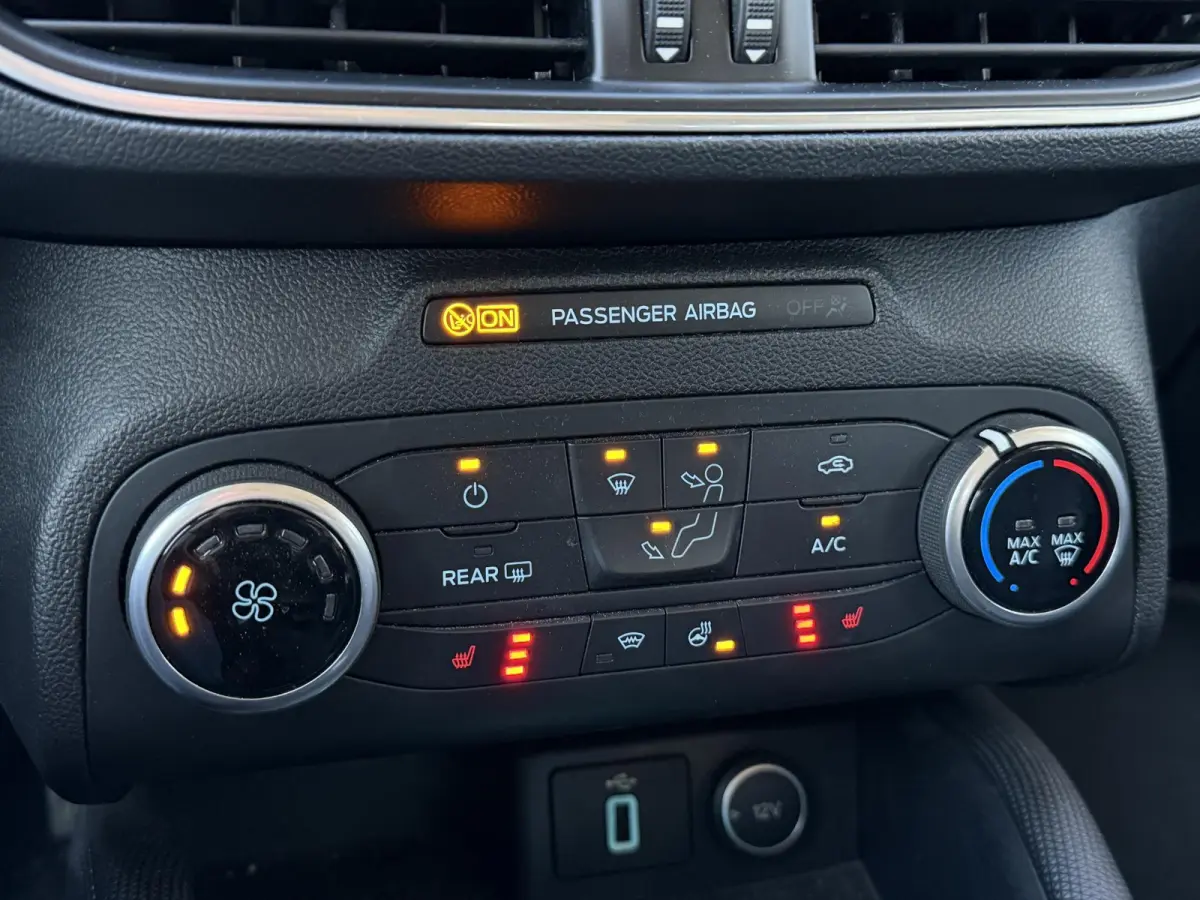 1.0 EcoBoost Active Business 125PK | Nette Staat | Trekhaak | Achteruitrijcamera | Parkeersensoren Voor en Achter | Carplay | Navigatie | Elektrische Bestuurdersstoel | Privacy Glass | Cruis