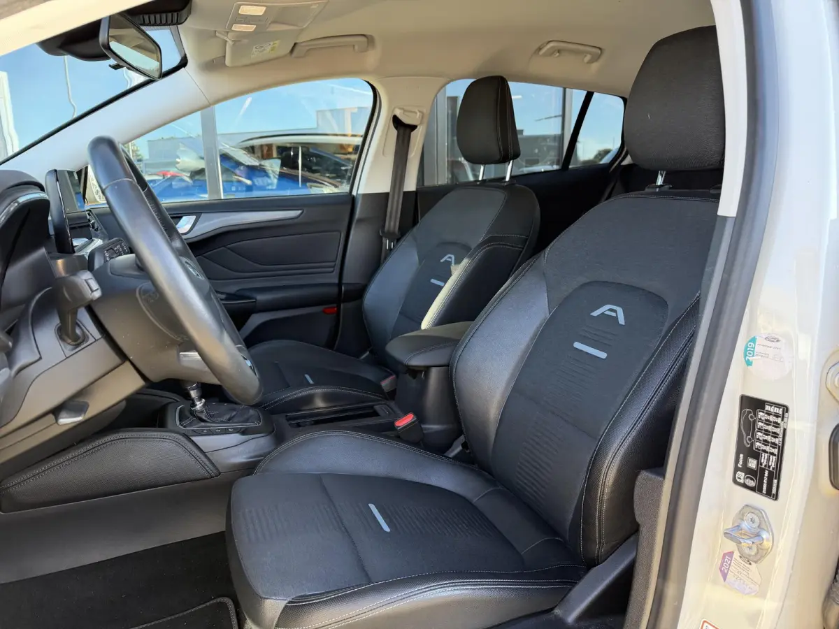1.0 EcoBoost Active Business 125PK | Nette Staat | Trekhaak | Achteruitrijcamera | Parkeersensoren Voor en Achter | Carplay | Navigatie | Elektrische Bestuurdersstoel | Privacy Glass | Cruis