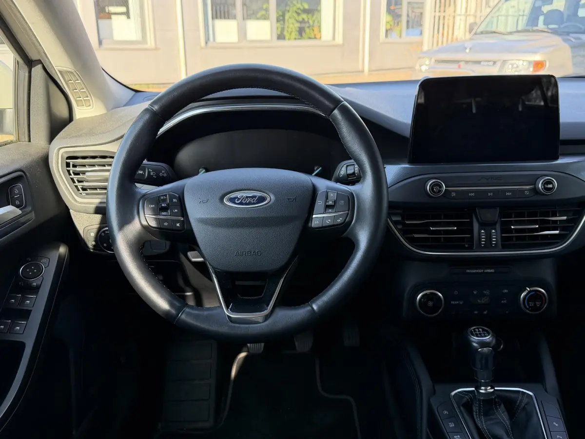 1.0 EcoBoost Active Business 125PK | Nette Staat | Trekhaak | Achteruitrijcamera | Parkeersensoren Voor en Achter | Carplay | Navigatie | Elektrische Bestuurdersstoel | Privacy Glass | Cruis
