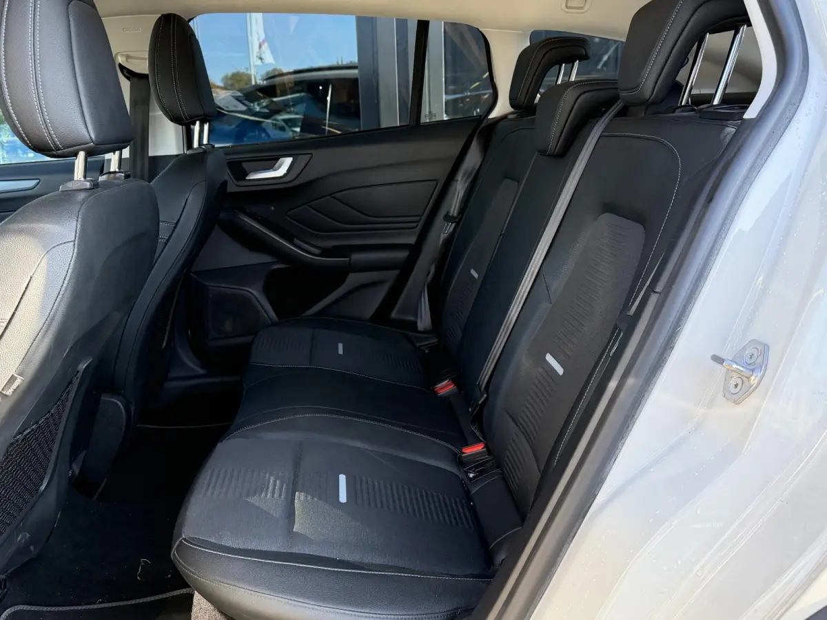 1.0 EcoBoost Active Business 125PK | Nette Staat | Trekhaak | Achteruitrijcamera | Parkeersensoren Voor en Achter | Carplay | Navigatie | Elektrische Bestuurdersstoel | Privacy Glass | Cruis