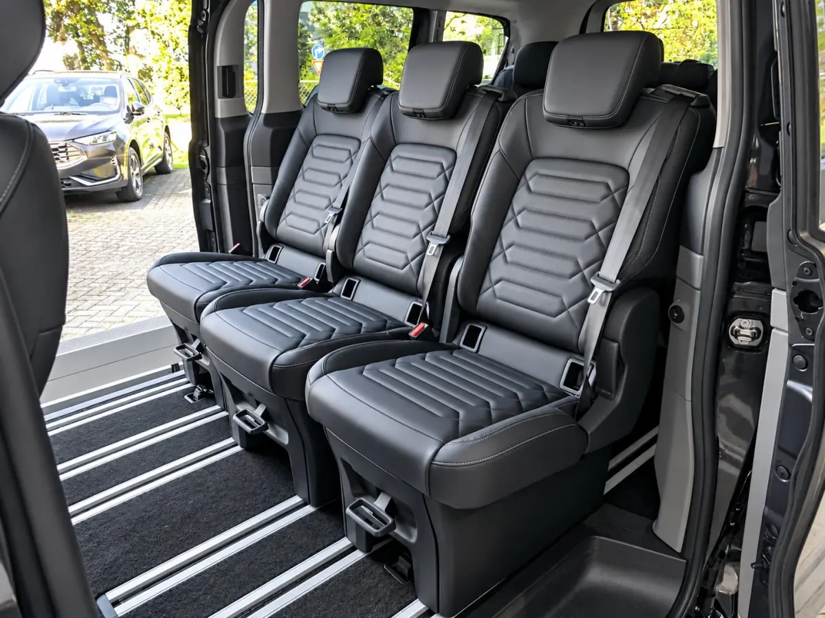 Tourneo 340 2.5 PHEV L2H1 Titanium X 233pk | Elekt. schuifdeuren | Elekt. Trekhaak | B&O Audio | 5 jaar / 150000km garantie | Leder | Adaptive Cruise | Dodehoek Detectie | Winterpack