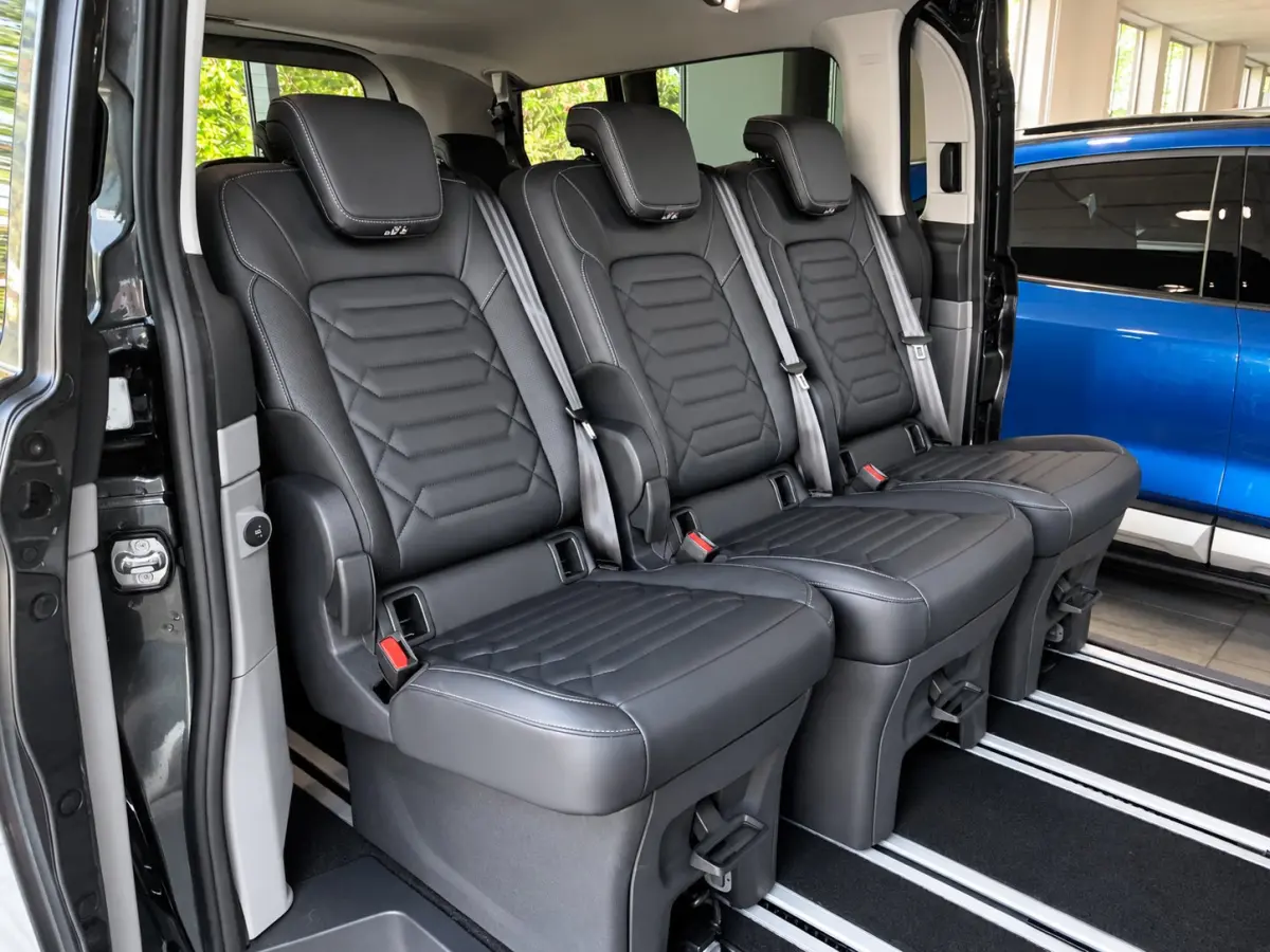 Tourneo 340 2.5 PHEV L2H1 Titanium X 233pk | Elekt. schuifdeuren | Elekt. Trekhaak | B&O Audio | 5 jaar / 150000km garantie | Leder | Adaptive Cruise | Dodehoek Detectie | Winterpack