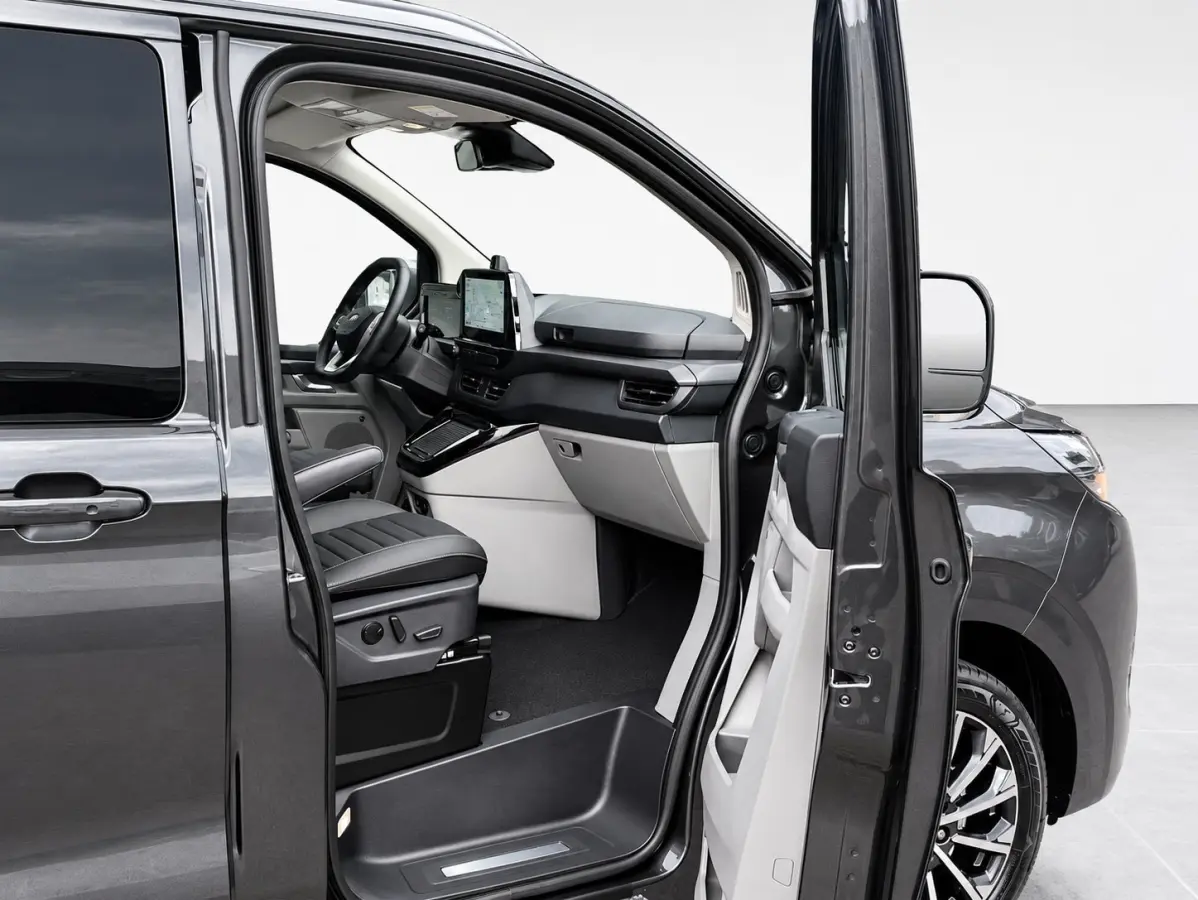 Tourneo 340 2.5 PHEV L2H1 Titanium X 233pk | Elekt. schuifdeuren | Elekt. Trekhaak | B&O Audio | 5 jaar / 150000km garantie | Leder | Adaptive Cruise | Dodehoek Detectie | Winterpack