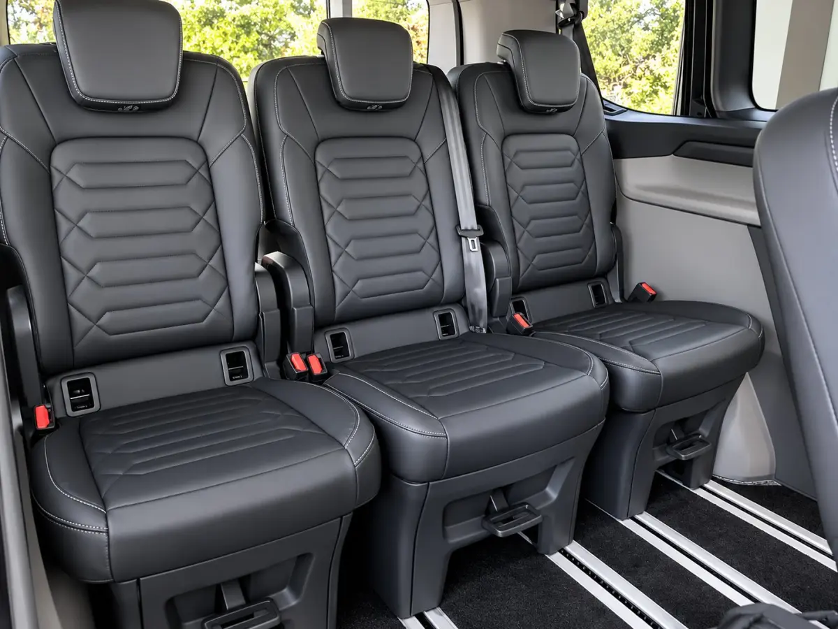 Tourneo 340 2.5 PHEV L2H1 Titanium X 233pk | Elekt. schuifdeuren | Elekt. Trekhaak | B&O Audio | 5 jaar / 150000km garantie | Leder | Adaptive Cruise | Dodehoek Detectie | Winterpack