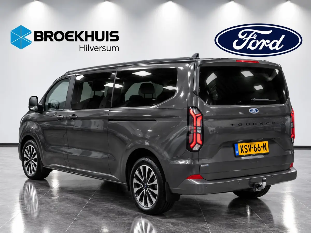 Tourneo 340 2.5 PHEV L2H1 Titanium X 233pk | Elekt. schuifdeuren | Elekt. Trekhaak | B&O Audio | 5 jaar / 150000km garantie | Leder | Adaptive Cruise | Dodehoek Detectie | Winterpack