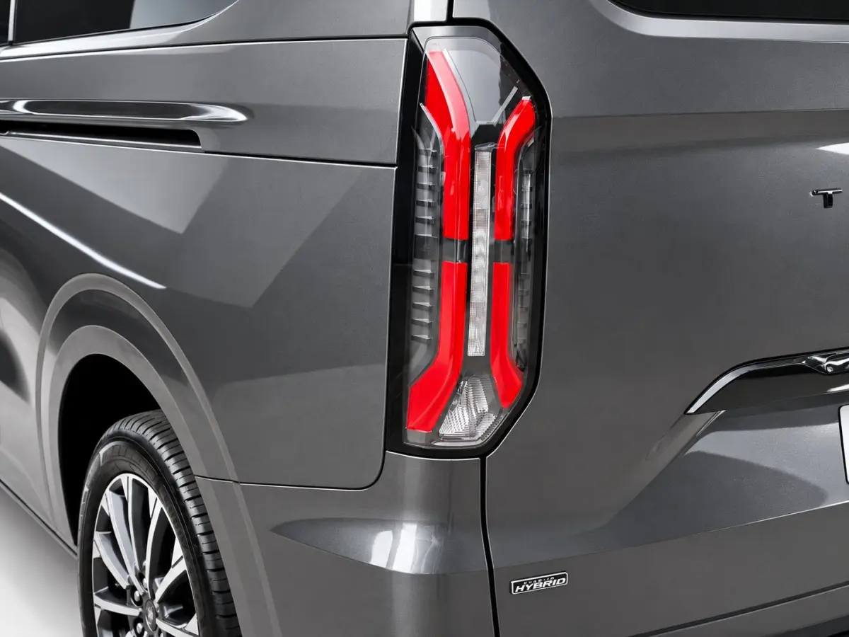 Tourneo 340 2.5 PHEV L2H1 Titanium X 233pk | Elekt. schuifdeuren | Elekt. Trekhaak | B&O Audio | 5 jaar / 150000km garantie | Leder | Adaptive Cruise | Dodehoek Detectie | Winterpack