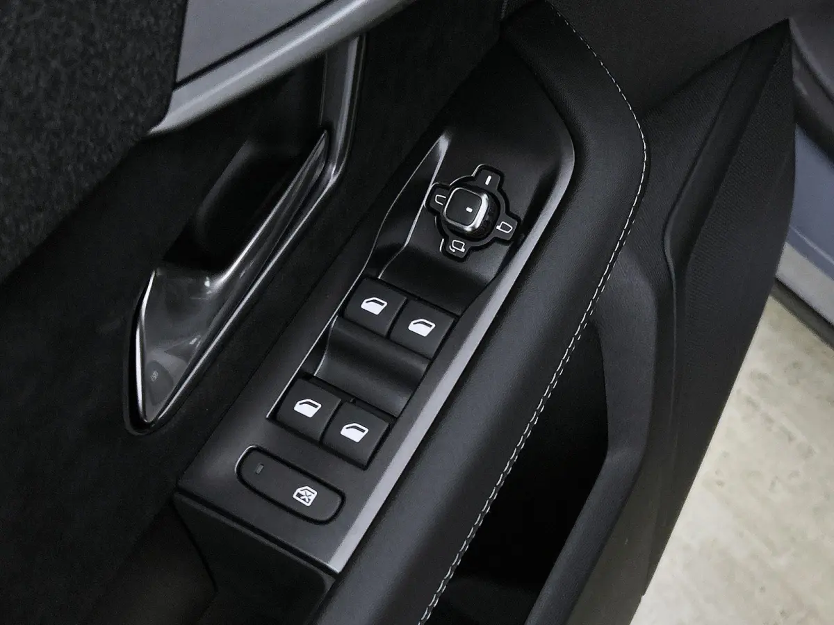213pk Ultimate 73 kWh Automaat | Tot 8 Jaar Garantie | Elektrisch Verstelb. Bestuurdersstoel | Matrix-LED | Elektrische Achterklep | Navigatie | Adaptieve Cruise Control | Stoel-/Stuurverwar