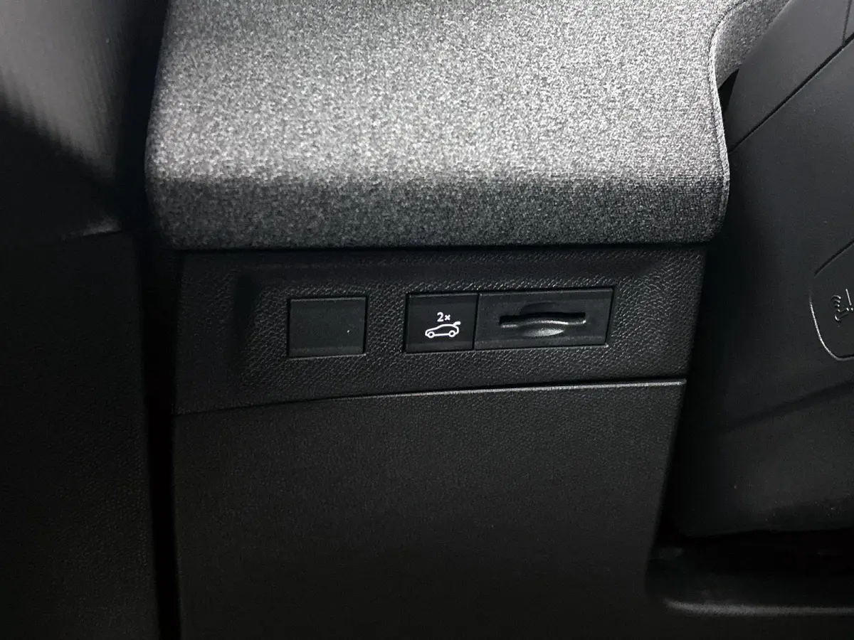 213pk Ultimate 73 kWh Automaat | Tot 8 Jaar Garantie | Elektrisch Verstelb. Bestuurdersstoel | Matrix-LED | Elektrische Achterklep | Navigatie | Adaptieve Cruise Control | Stoel-/Stuurverwar