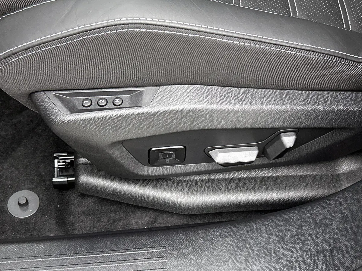 213pk Ultimate 73 kWh Automaat | Tot 8 Jaar Garantie | Elektrisch Verstelb. Bestuurdersstoel | Matrix-LED | Elektrische Achterklep | Navigatie | Adaptieve Cruise Control | Stoel-/Stuurverwar