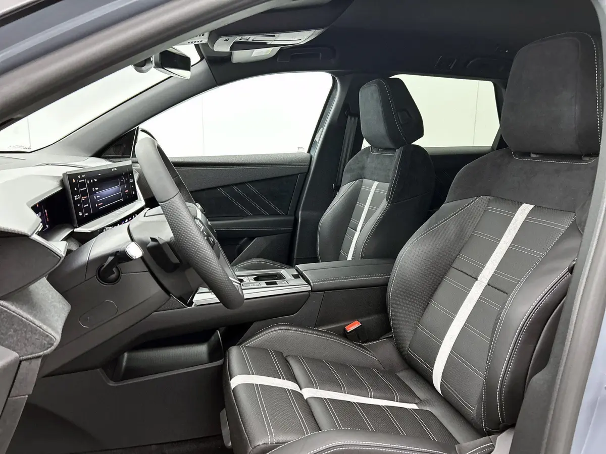 213pk Ultimate 73 kWh Automaat | Tot 8 Jaar Garantie | Elektrisch Verstelb. Bestuurdersstoel | Matrix-LED | Elektrische Achterklep | Navigatie | Adaptieve Cruise Control | Stoel-/Stuurverwar