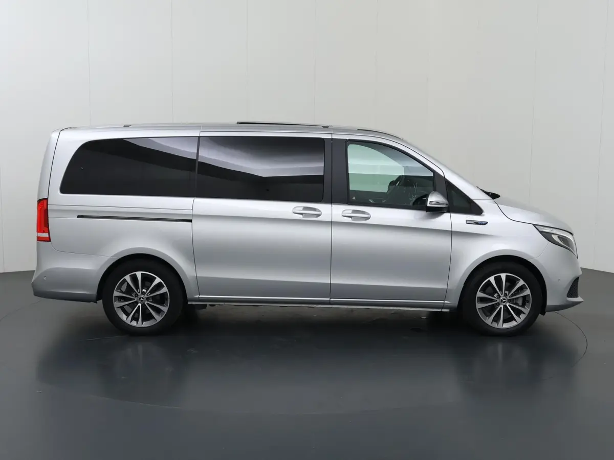 300 L2 90 kWh | 7-ZITS | PRIJS EX. BTW | ELK. SCHUIFDEUR L+R | DISTRONIC PLUS | 7-ZITS | NAVIGATIE | PARKEERCAMERA | LM VELGEN | PANORAMADAK