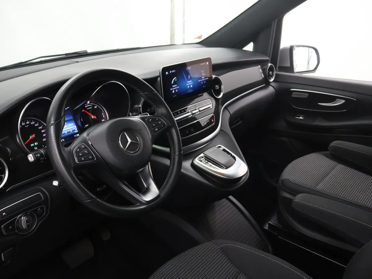 300 L2 90 kWh | 7-ZITS | PRIJS EX. BTW | ELK. SCHUIFDEUR L+R | DISTRONIC PLUS | 7-ZITS | NAVIGATIE | PARKEERCAMERA | LM VELGEN | PANORAMADAK