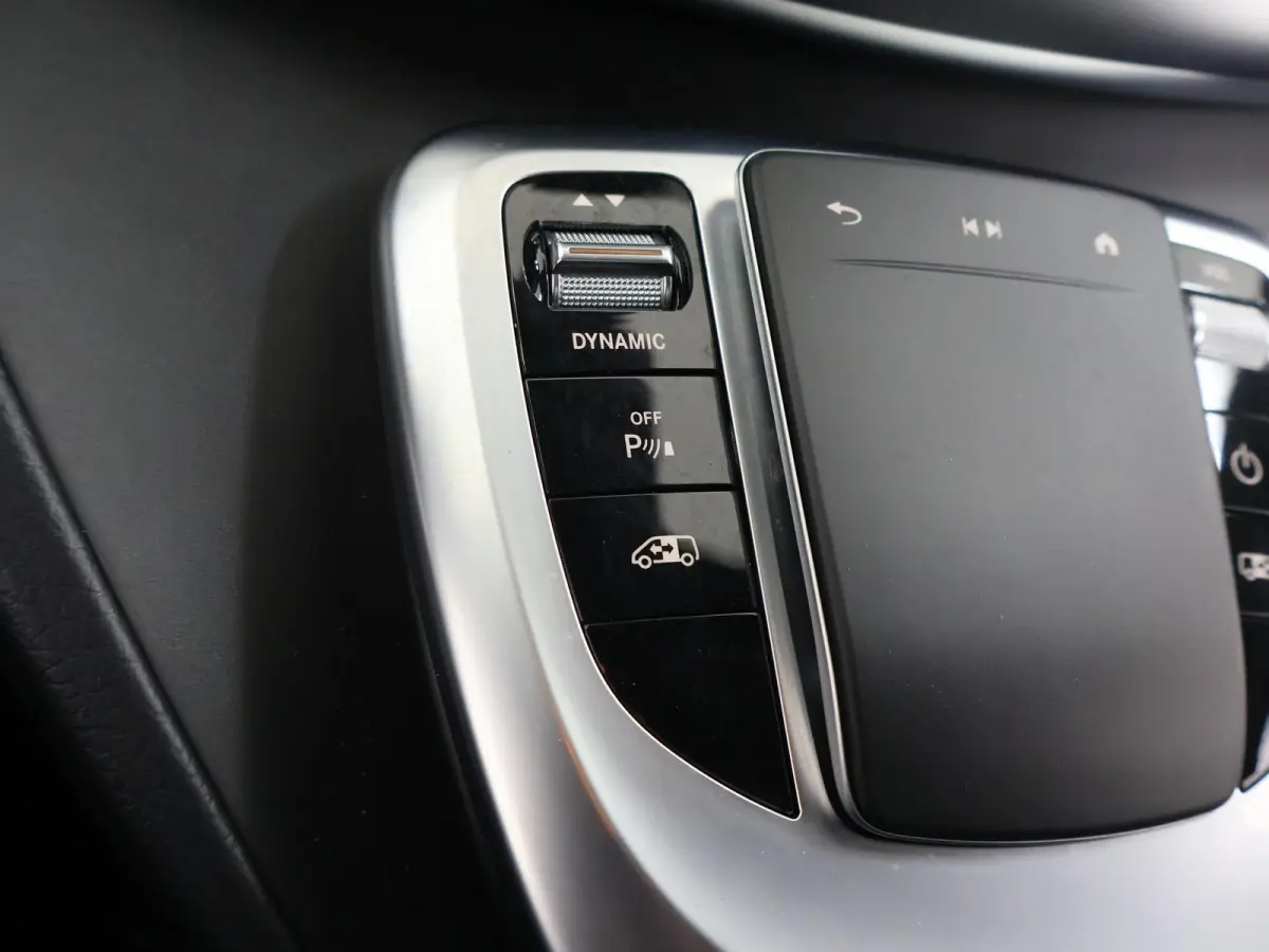 300 L2 90 kWh | 7-ZITS | PRIJS EX. BTW | ELK. SCHUIFDEUR L+R | DISTRONIC PLUS | 7-ZITS | NAVIGATIE | PARKEERCAMERA | LM VELGEN | PANORAMADAK