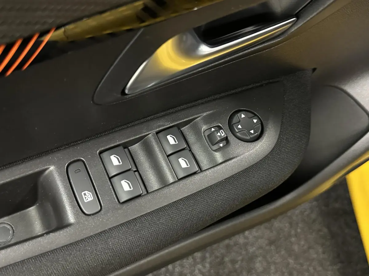 1.2 PureTech Active Pack CRUISE NAVIGATIE CARPLAY LM.