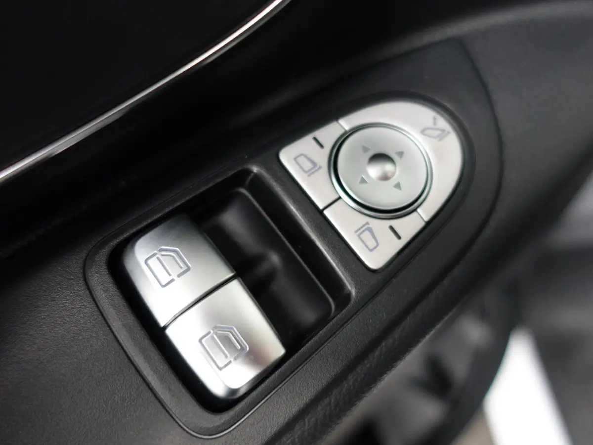 114 CDI L2 Select Automaat Achterklep 17" Lm velgen Parkeercamera 3 Zits Dakrails LED verlichting Trekhaak