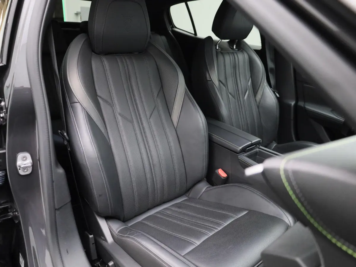 1.2 PureTech GT 130 EAT8 | APPLE/ANDROID CARPLAY| LED VERLICHTING | LICHTMETALEN VELGEN 19 " | 12 MAANDEN BOVAG GARANTIE |