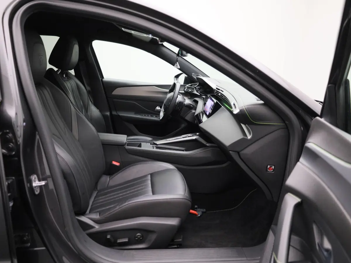1.2 PureTech GT 130 EAT8 | APPLE/ANDROID CARPLAY| LED VERLICHTING | LICHTMETALEN VELGEN 19 " | 12 MAANDEN BOVAG GARANTIE |