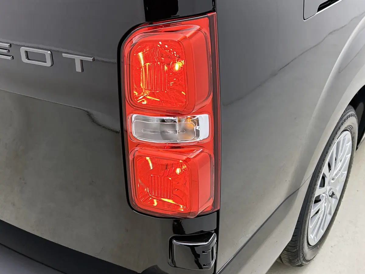 136pk EV L3 75 kWh Automaat | Tot 8 Jaar Garantie | 3 Fase | Apple Carplay/Android Auto | Houten Afwerking | Camera | Cruise Control | Parkeersensoren | Dodehoekdetectie |