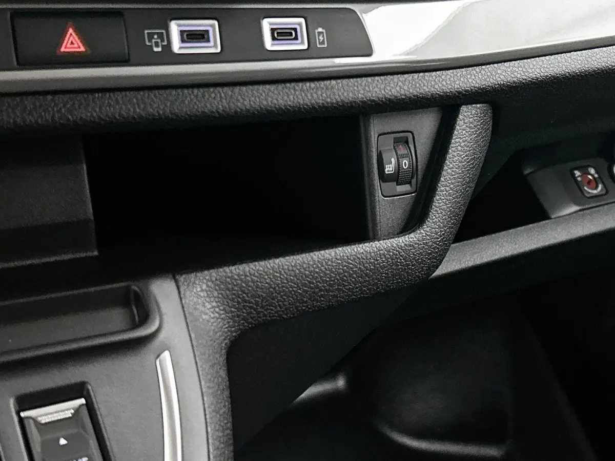 136pk EV L3 75 kWh Automaat | Tot 8 Jaar Garantie | 3 Fase | Apple Carplay/Android Auto | Houten Afwerking | Camera | Cruise Control | Parkeersensoren | Dodehoekdetectie |