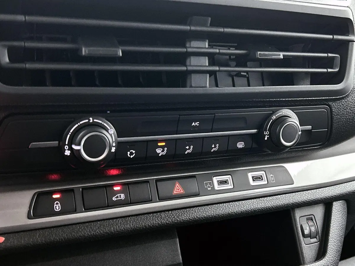 136pk EV L3 75 kWh Automaat | Tot 8 Jaar Garantie | 3 Fase | Apple Carplay/Android Auto | Houten Afwerking | Camera | Cruise Control | Parkeersensoren | Dodehoekdetectie |