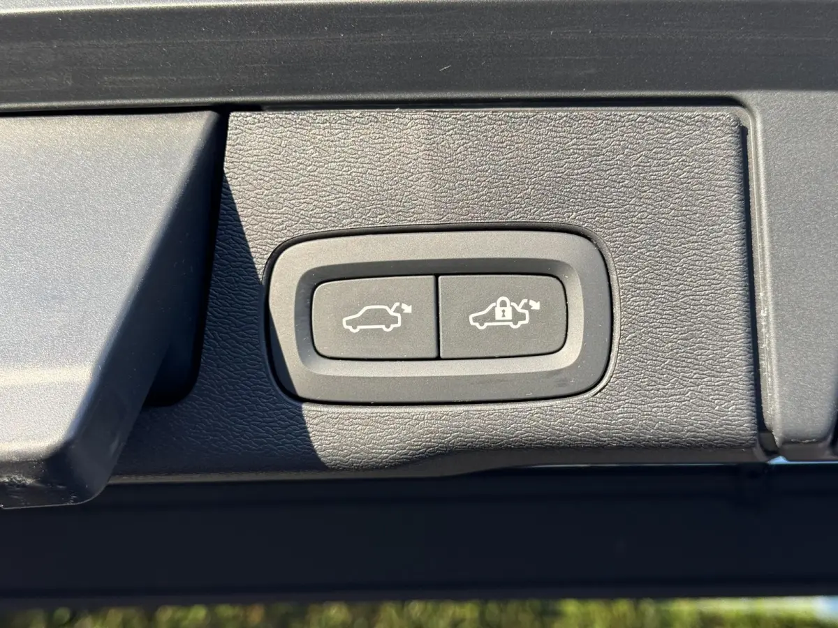T6 Plug-in hybrid AWD Plus Dark | Trekhaak |