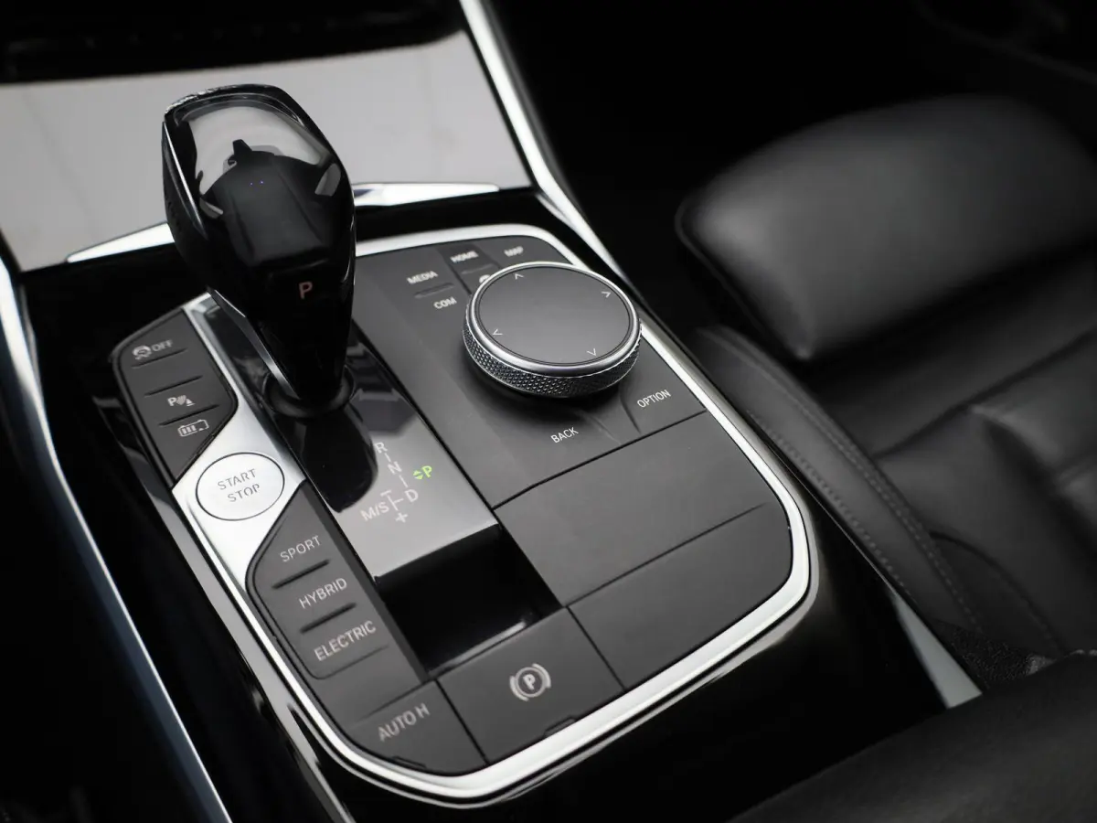 330e High Executive | Automaat | Apple Carplay / Android Auto | Cruise Control | Stoelverwarming | Lederen Bekleding |