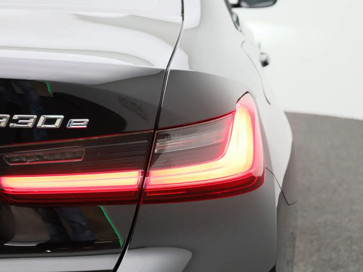 330e High Executive | Automaat | Apple Carplay / Android Auto | Cruise Control | Stoelverwarming | Lederen Bekleding |