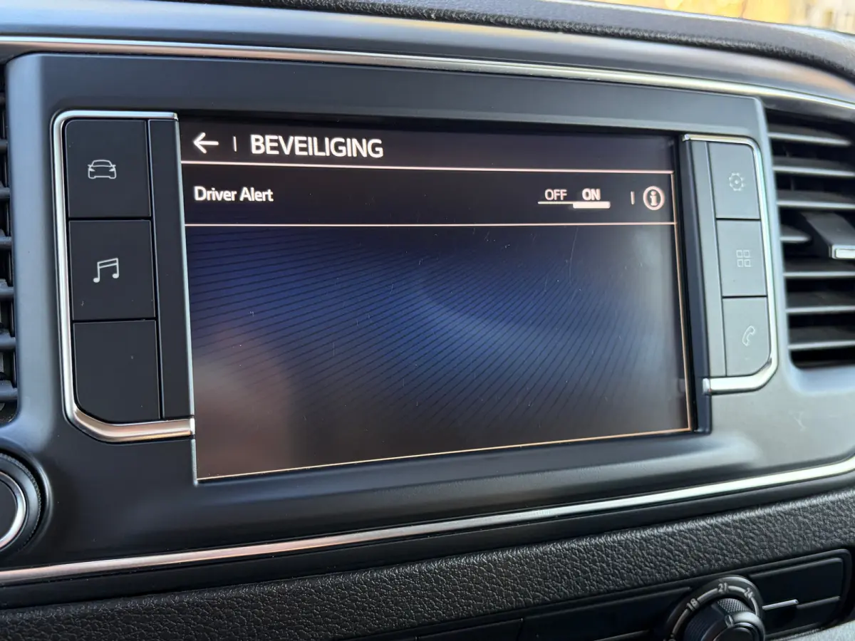 2.0 D-4D L3 145 PK Live Long | TREKHAAK| DEALER ONDERHOUDEN| EERSTE EIGENAAR| 3-PERSOONS| HOUTEN AFWERKING LAADRUIMTE| APPLE CARPLAY/ANDROID AUTO| PARKEERSENSOREN ACHTER| DAB| CRUISE CONTROL