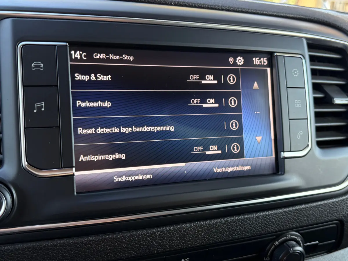 2.0 D-4D L3 145 PK Live Long | TREKHAAK| DEALER ONDERHOUDEN| EERSTE EIGENAAR| 3-PERSOONS| HOUTEN AFWERKING LAADRUIMTE| APPLE CARPLAY/ANDROID AUTO| PARKEERSENSOREN ACHTER| DAB| CRUISE CONTROL