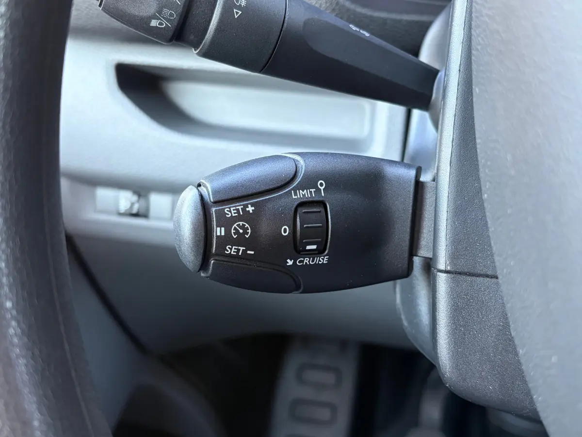 2.0 D-4D L3 145 PK Live Long | TREKHAAK| DEALER ONDERHOUDEN| EERSTE EIGENAAR| 3-PERSOONS| HOUTEN AFWERKING LAADRUIMTE| APPLE CARPLAY/ANDROID AUTO| PARKEERSENSOREN ACHTER| DAB| CRUISE CONTROL