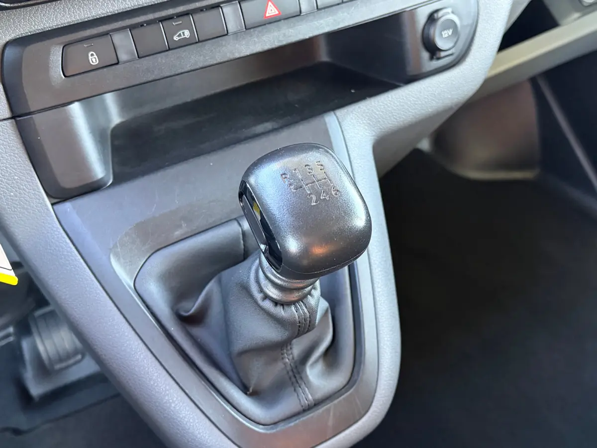 2.0 D-4D L3 145 PK Live Long | TREKHAAK| DEALER ONDERHOUDEN| EERSTE EIGENAAR| 3-PERSOONS| HOUTEN AFWERKING LAADRUIMTE| APPLE CARPLAY/ANDROID AUTO| PARKEERSENSOREN ACHTER| DAB| CRUISE CONTROL