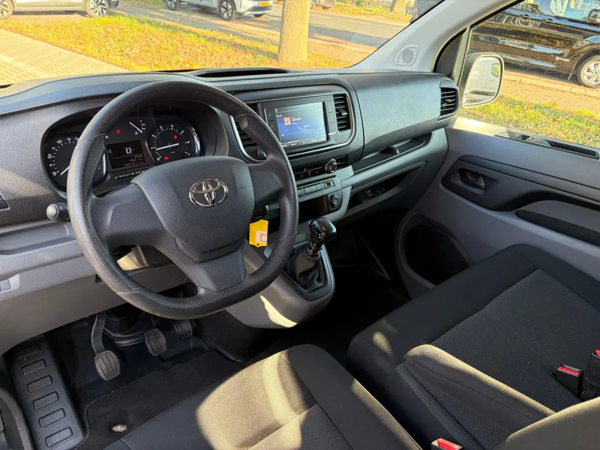2.0 D-4D L3 145 PK Live Long | TREKHAAK| DEALER ONDERHOUDEN| EERSTE EIGENAAR| 3-PERSOONS| HOUTEN AFWERKING LAADRUIMTE| APPLE CARPLAY/ANDROID AUTO| PARKEERSENSOREN ACHTER| DAB| CRUISE CONTROL