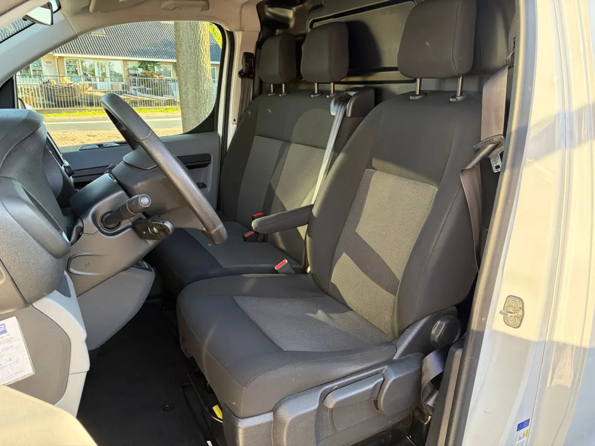 2.0 D-4D L3 145 PK Live Long | TREKHAAK| DEALER ONDERHOUDEN| EERSTE EIGENAAR| 3-PERSOONS| HOUTEN AFWERKING LAADRUIMTE| APPLE CARPLAY/ANDROID AUTO| PARKEERSENSOREN ACHTER| DAB| CRUISE CONTROL