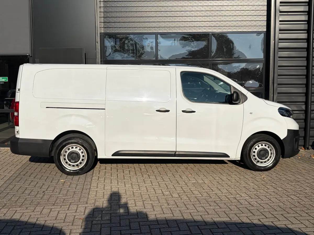 2.0 D-4D L3 145 PK Live Long | TREKHAAK| DEALER ONDERHOUDEN| EERSTE EIGENAAR| 3-PERSOONS| HOUTEN AFWERKING LAADRUIMTE| APPLE CARPLAY/ANDROID AUTO| PARKEERSENSOREN ACHTER| DAB| CRUISE CONTROL