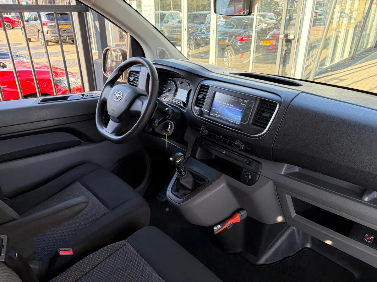 2.0 D-4D L3 145 PK Live Long | TREKHAAK| DEALER ONDERHOUDEN| EERSTE EIGENAAR| 3-PERSOONS| HOUTEN AFWERKING LAADRUIMTE| APPLE CARPLAY/ANDROID AUTO| PARKEERSENSOREN ACHTER| DAB| CRUISE CONTROL