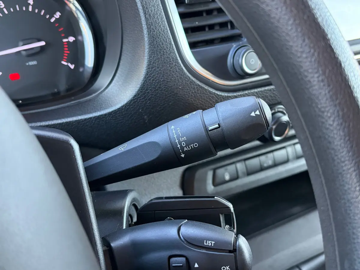 2.0 D-4D L3 145 PK Live Long | TREKHAAK| DEALER ONDERHOUDEN| EERSTE EIGENAAR| 3-PERSOONS| HOUTEN AFWERKING LAADRUIMTE| APPLE CARPLAY/ANDROID AUTO| PARKEERSENSOREN ACHTER| DAB| CRUISE CONTROL