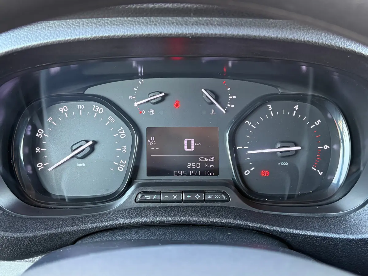 2.0 D-4D L3 145 PK Live Long | TREKHAAK| DEALER ONDERHOUDEN| EERSTE EIGENAAR| 3-PERSOONS| HOUTEN AFWERKING LAADRUIMTE| APPLE CARPLAY/ANDROID AUTO| PARKEERSENSOREN ACHTER| DAB| CRUISE CONTROL