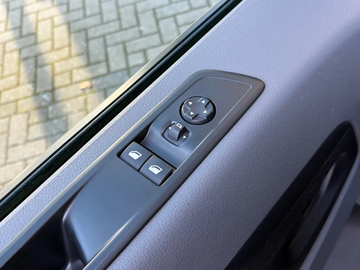 2.0 D-4D L3 145 PK Live Long | TREKHAAK| DEALER ONDERHOUDEN| EERSTE EIGENAAR| 3-PERSOONS| HOUTEN AFWERKING LAADRUIMTE| APPLE CARPLAY/ANDROID AUTO| PARKEERSENSOREN ACHTER| DAB| CRUISE CONTROL