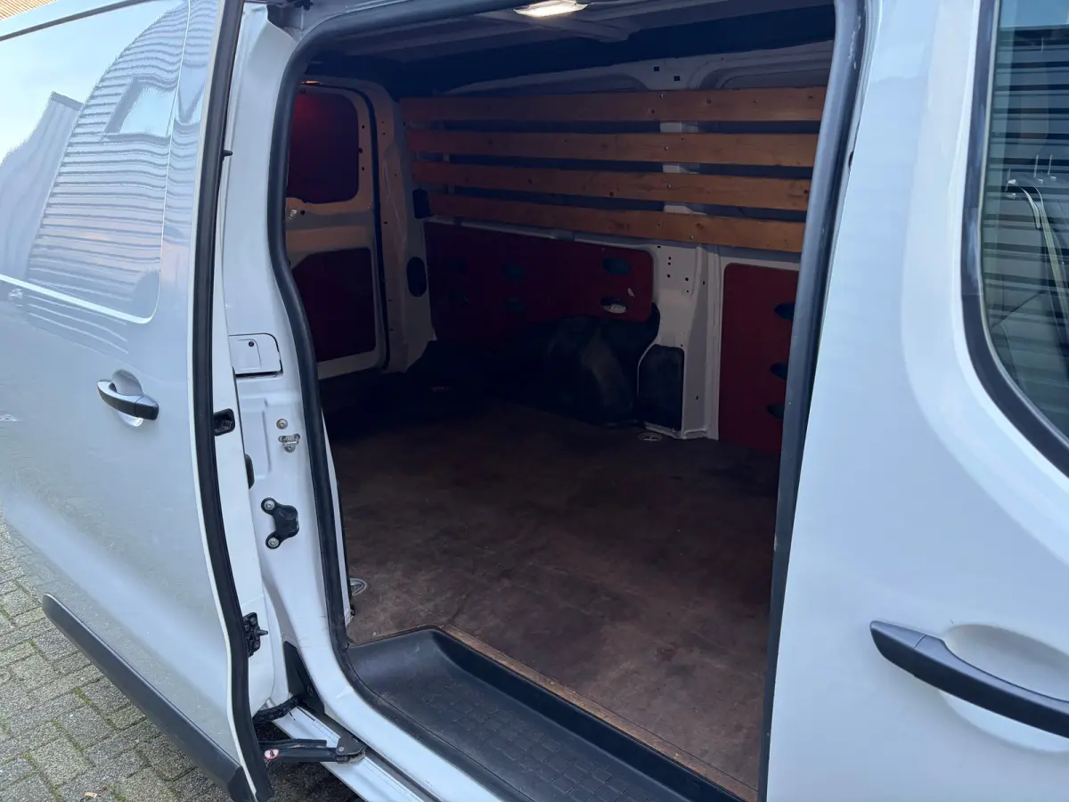 2.0 D-4D L3 145 PK Live Long | TREKHAAK| DEALER ONDERHOUDEN| EERSTE EIGENAAR| 3-PERSOONS| HOUTEN AFWERKING LAADRUIMTE| APPLE CARPLAY/ANDROID AUTO| PARKEERSENSOREN ACHTER| DAB| CRUISE CONTROL