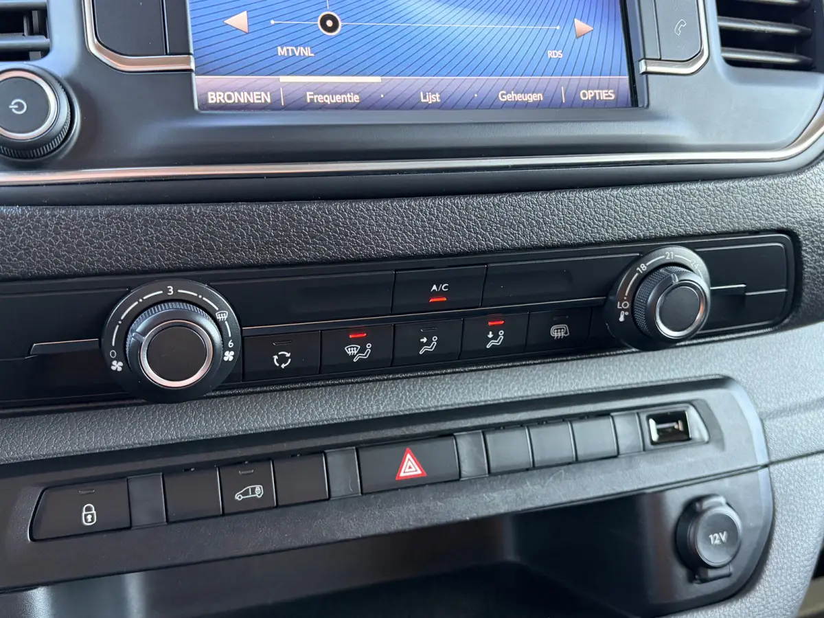 2.0 D-4D L3 145 PK Live Long | TREKHAAK| DEALER ONDERHOUDEN| EERSTE EIGENAAR| 3-PERSOONS| HOUTEN AFWERKING LAADRUIMTE| APPLE CARPLAY/ANDROID AUTO| PARKEERSENSOREN ACHTER| DAB| CRUISE CONTROL