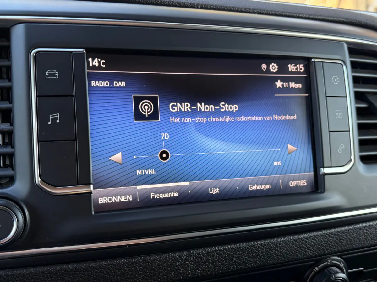 2.0 D-4D L3 145 PK Live Long | TREKHAAK| DEALER ONDERHOUDEN| EERSTE EIGENAAR| 3-PERSOONS| HOUTEN AFWERKING LAADRUIMTE| APPLE CARPLAY/ANDROID AUTO| PARKEERSENSOREN ACHTER| DAB| CRUISE CONTROL