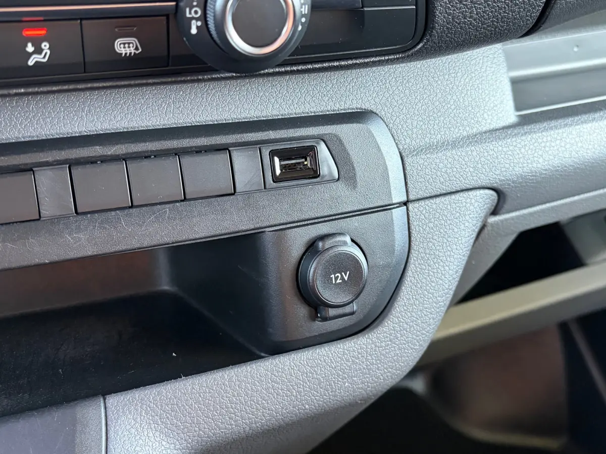 2.0 D-4D L3 145 PK Live Long | TREKHAAK| DEALER ONDERHOUDEN| EERSTE EIGENAAR| 3-PERSOONS| HOUTEN AFWERKING LAADRUIMTE| APPLE CARPLAY/ANDROID AUTO| PARKEERSENSOREN ACHTER| DAB| CRUISE CONTROL