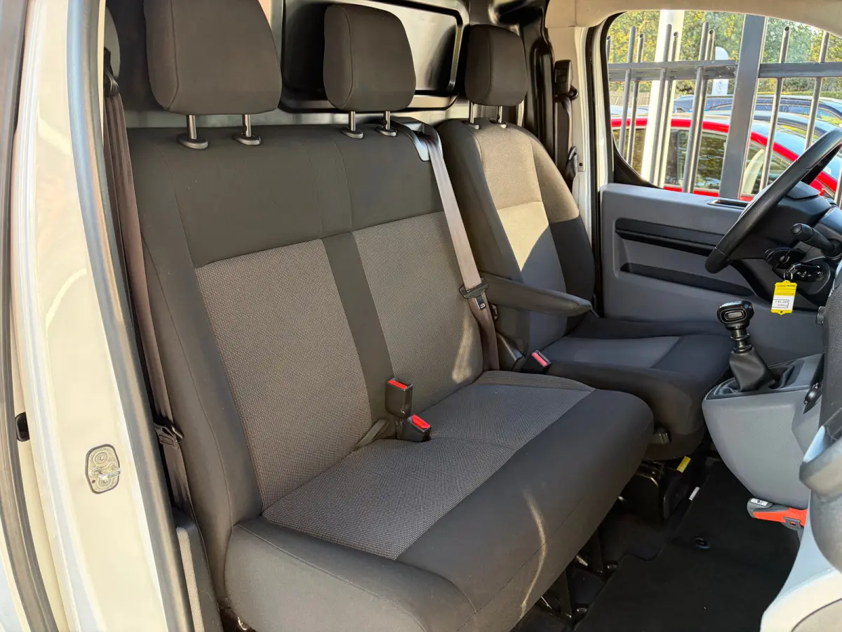 2.0 D-4D L3 145 PK Live Long | TREKHAAK| DEALER ONDERHOUDEN| EERSTE EIGENAAR| 3-PERSOONS| HOUTEN AFWERKING LAADRUIMTE| APPLE CARPLAY/ANDROID AUTO| PARKEERSENSOREN ACHTER| DAB| CRUISE CONTROL