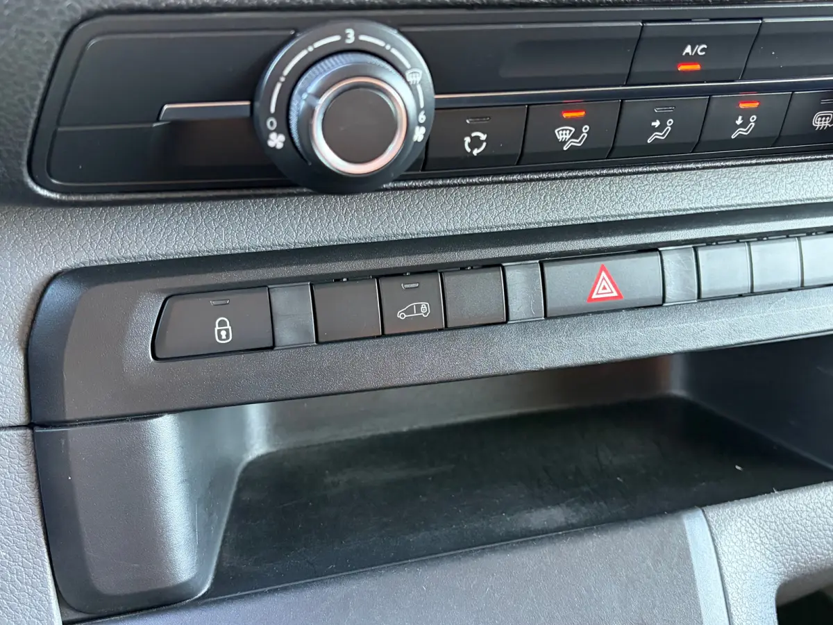2.0 D-4D L3 145 PK Live Long | TREKHAAK| DEALER ONDERHOUDEN| EERSTE EIGENAAR| 3-PERSOONS| HOUTEN AFWERKING LAADRUIMTE| APPLE CARPLAY/ANDROID AUTO| PARKEERSENSOREN ACHTER| DAB| CRUISE CONTROL