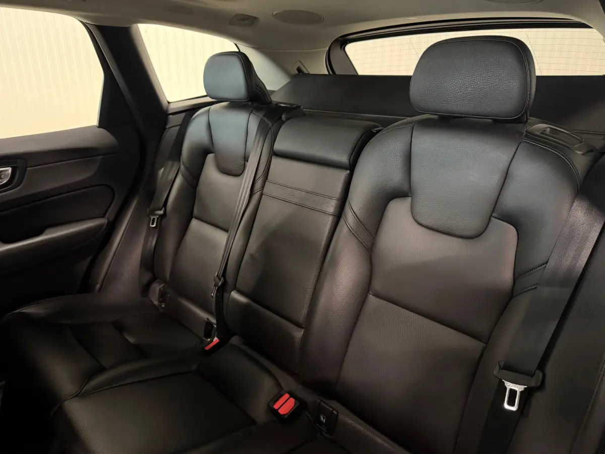2.0 T8 Twin Engine Momentum AWD | PANO | CAMERA | HARMAN KARDON | LEDER