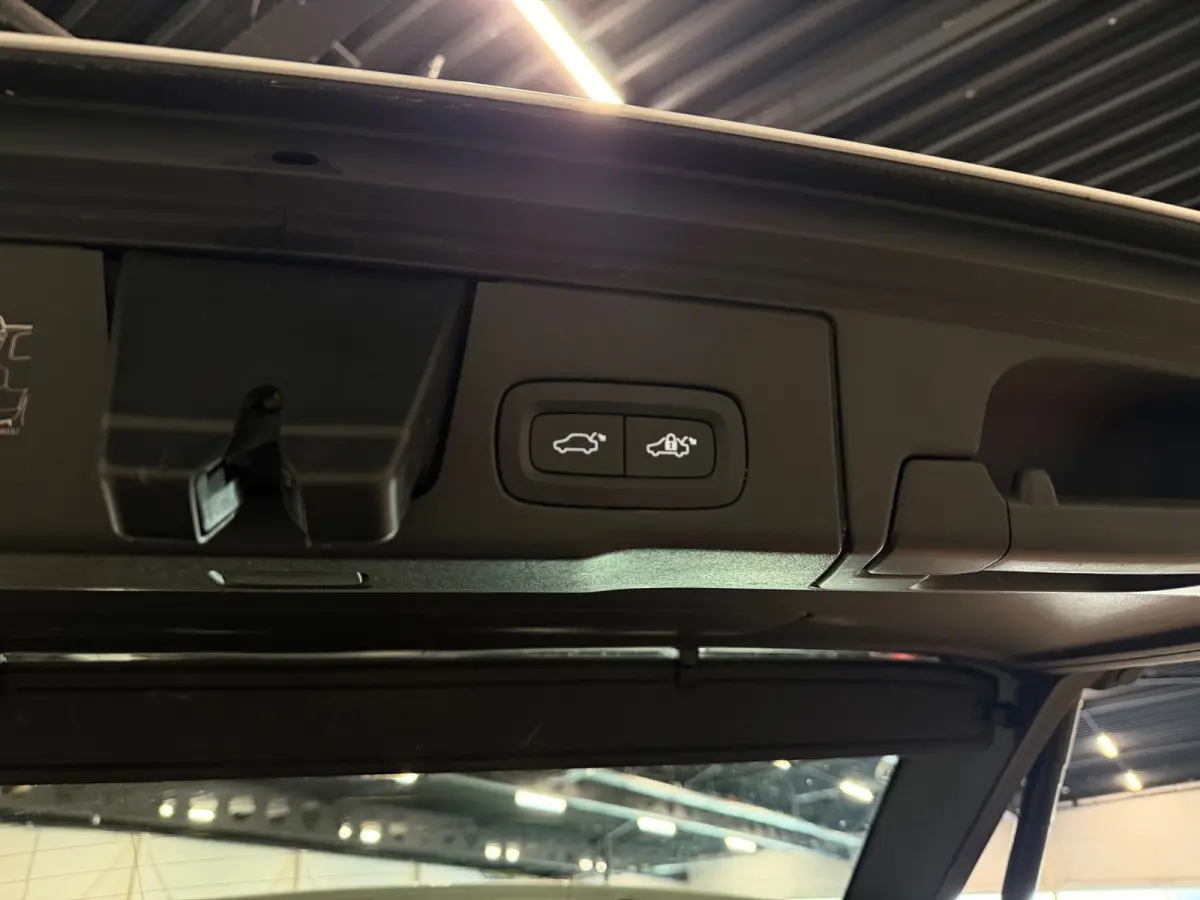 2.0 T8 Twin Engine Momentum AWD | PANO | CAMERA | HARMAN KARDON | LEDER