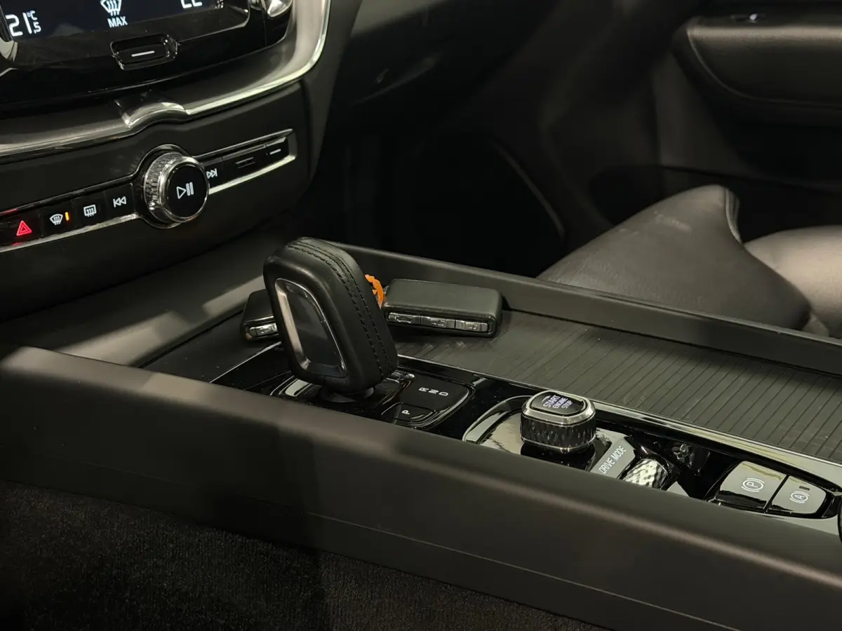 2.0 T8 Twin Engine Momentum AWD | PANO | CAMERA | HARMAN KARDON | LEDER