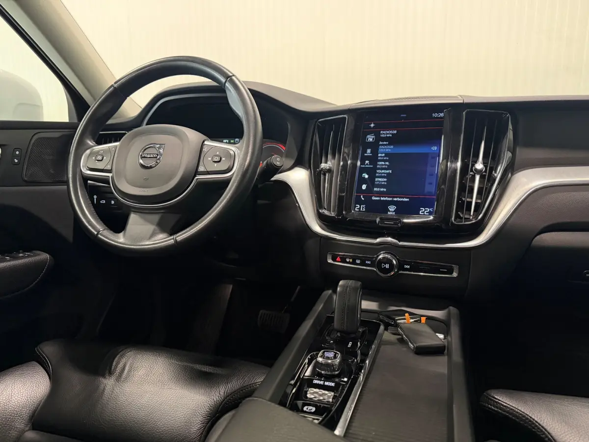 2.0 T8 Twin Engine Momentum AWD | PANO | CAMERA | HARMAN KARDON | LEDER